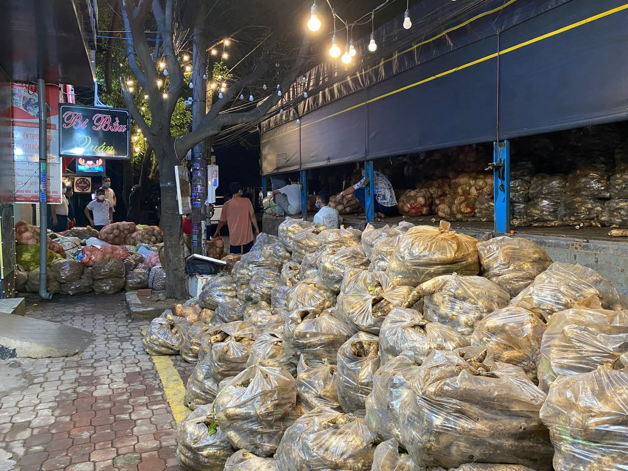 VPĐD báo Pháp luật Việt Nam khu vực Đông Nam Bộ hỗ trợ người dân vùng cách ly vượt qua dịch COVID-19