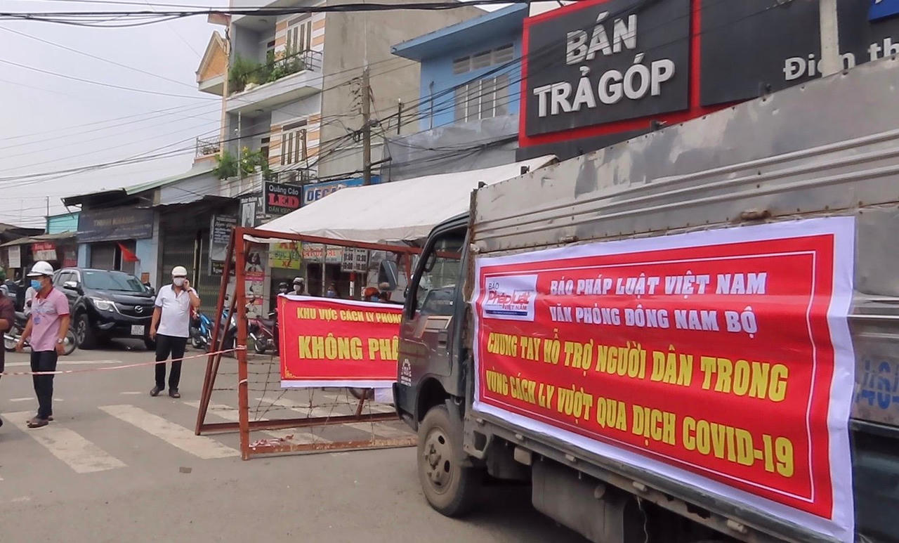 VPĐD báo Pháp luật Việt Nam khu vực Đông Nam Bộ hỗ trợ người dân vùng cách ly vượt qua dịch COVID-19