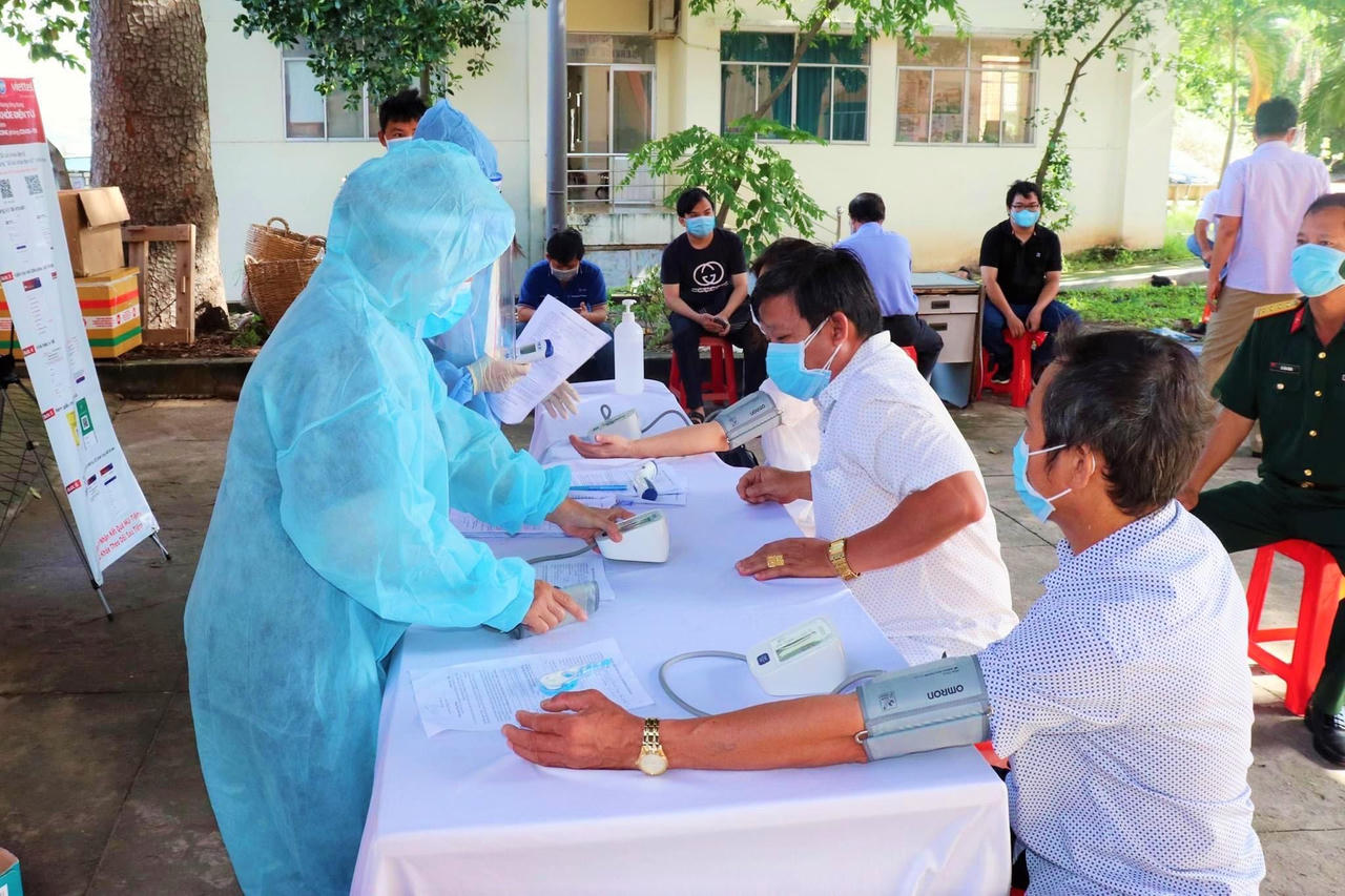 Bình Dương phát động Chiến dịch tiêm chủng vaccine và phun khử khuẩn diện rộng