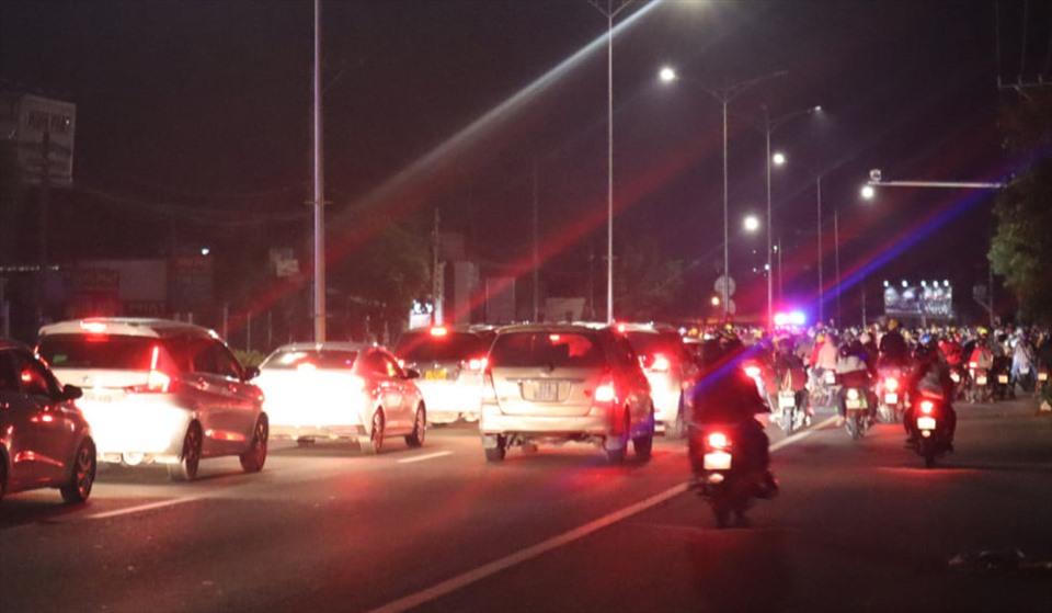 Cảnh sát giao thông dẫn đường cho người dân về quê tránh dịch