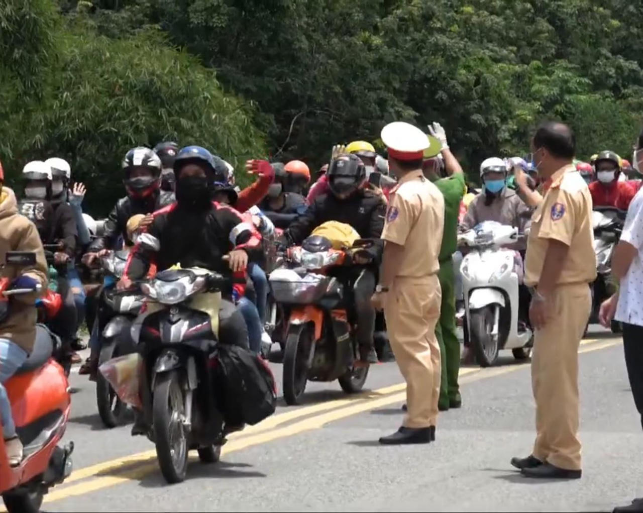 Cảnh sát Giao thông Tây Ninh dẫn đường cho công nhân trở về Đắk Lắk 