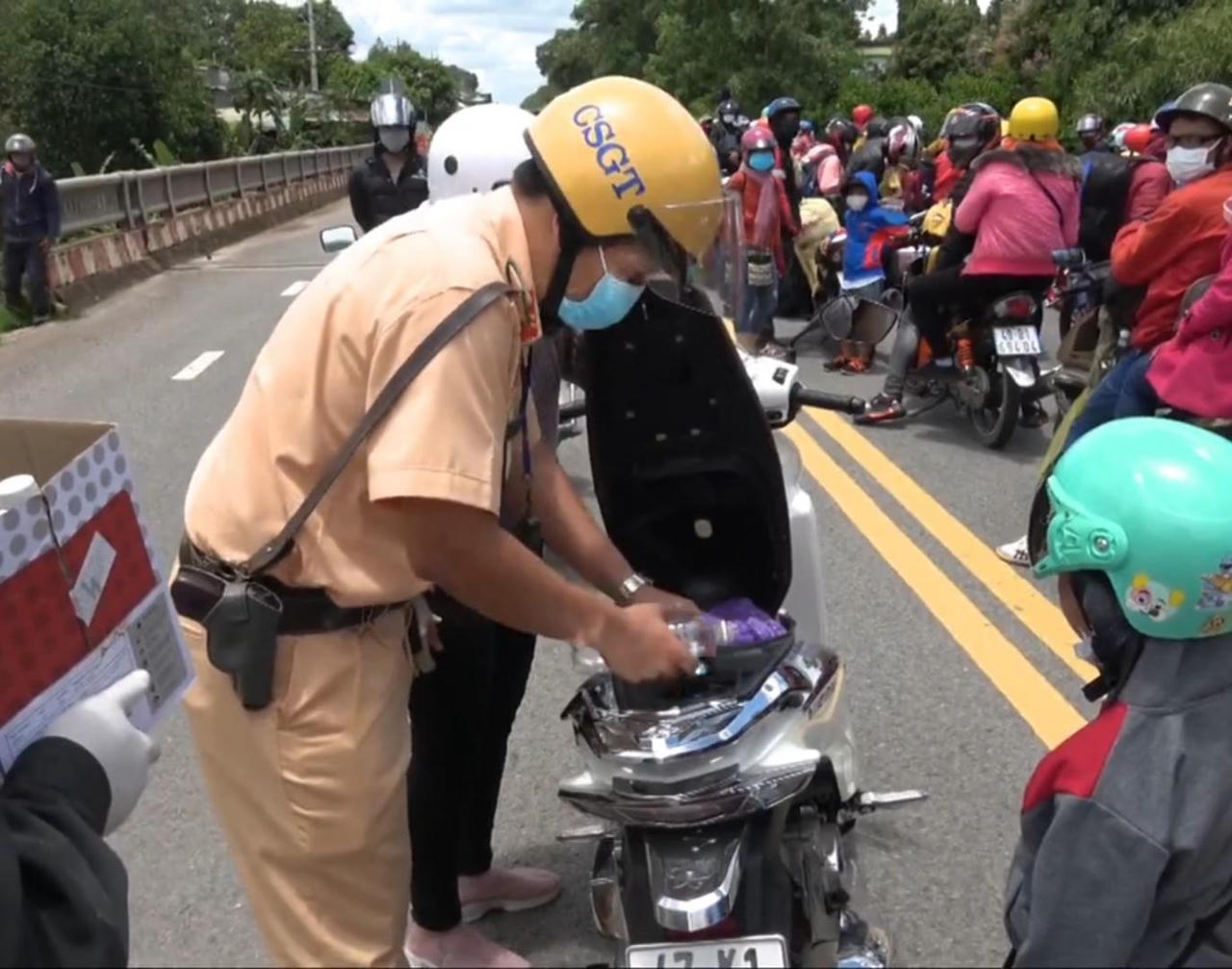 Cảnh sát Giao thông Tây Ninh dẫn đường cho công nhân trở về Đắk Lắk 