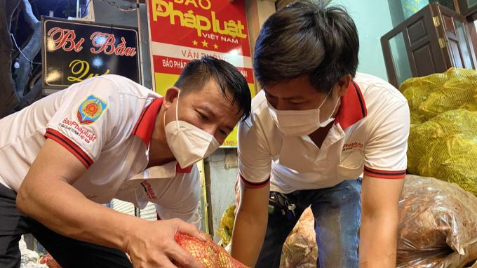 Nỗ lực "giữ chân" người lao động ở lại nơi tâm dịch