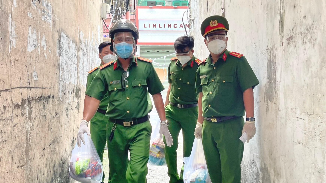Nghĩa cử của lực lượng công an với người dân TP HCM giữa dịch bệnh