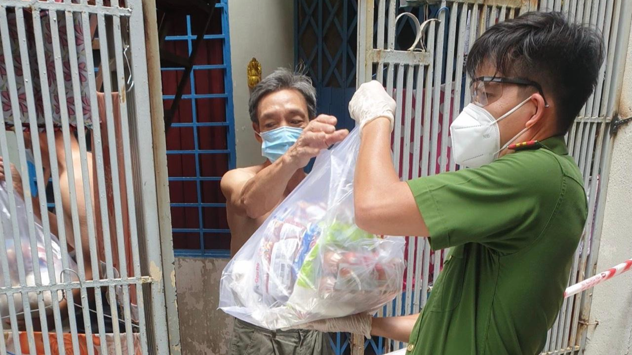 Nghĩa cử của lực lượng công an với người dân TP HCM giữa dịch bệnh