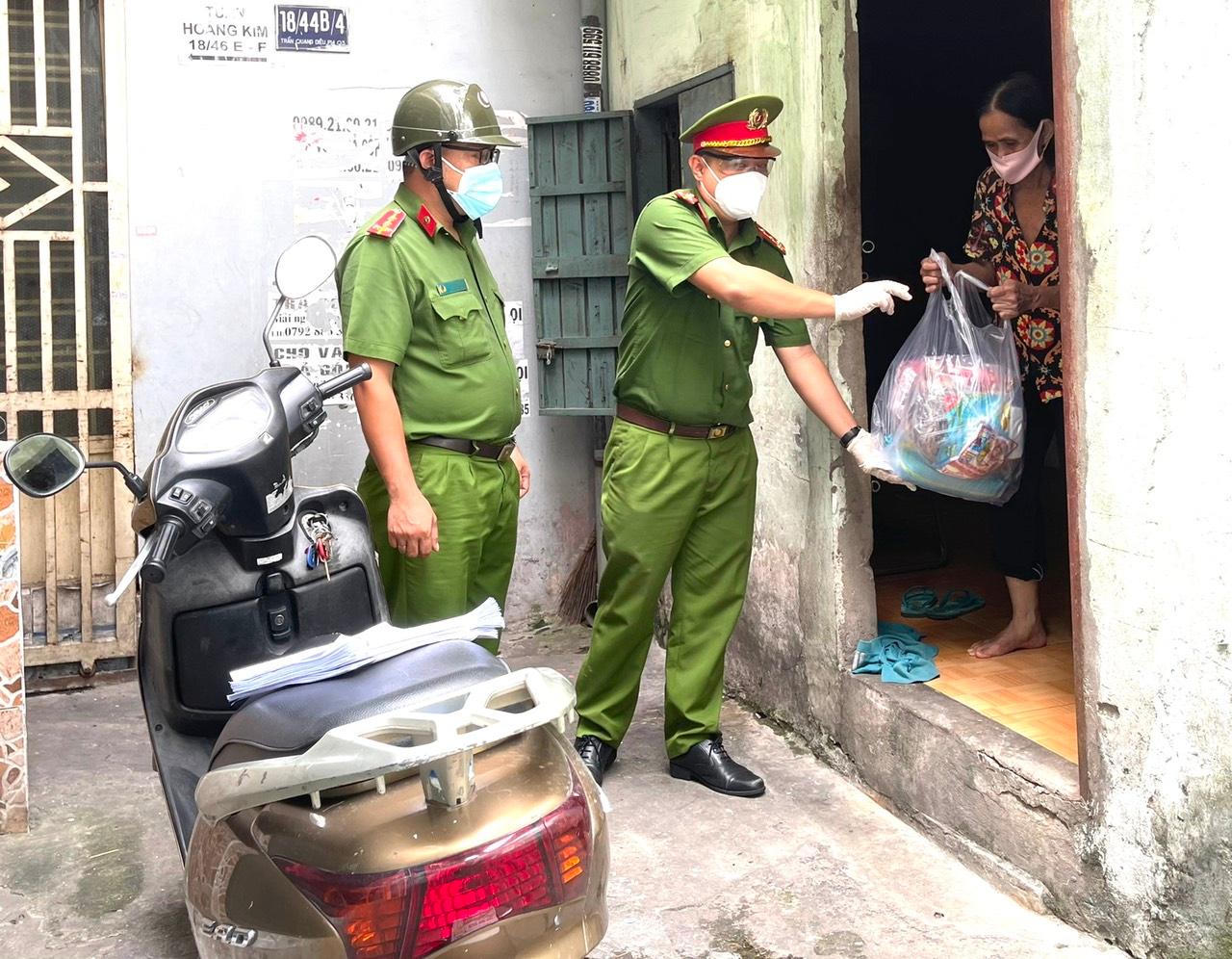 Nghĩa cử của lực lượng công an với người dân TP HCM giữa dịch bệnh