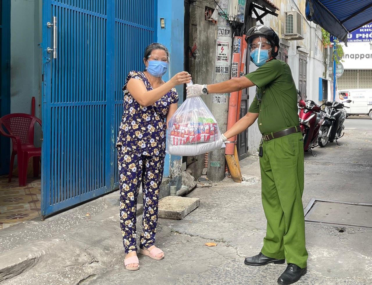 Nghĩa cử của lực lượng công an với người dân TP HCM giữa dịch bệnh