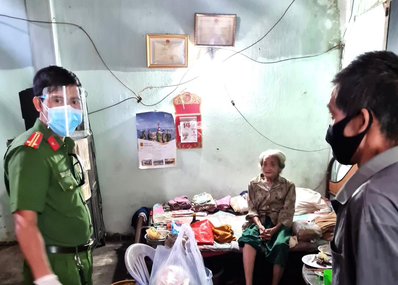 Nghĩa cử của lực lượng công an với người dân TP HCM giữa dịch bệnh