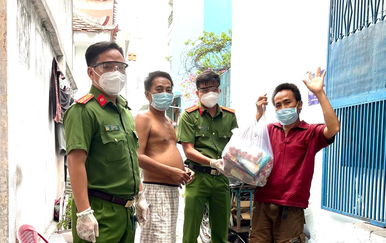 Nghĩa cử của lực lượng công an với người dân TP HCM giữa dịch bệnh