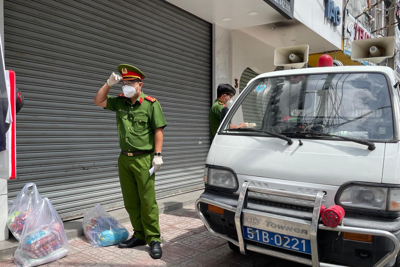 Nghĩa cử của lực lượng công an với người dân TP HCM giữa dịch bệnh