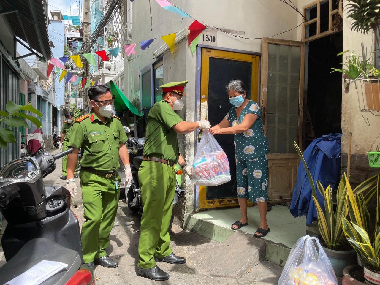 Nghĩa cử của lực lượng công an với người dân TP HCM giữa dịch bệnh