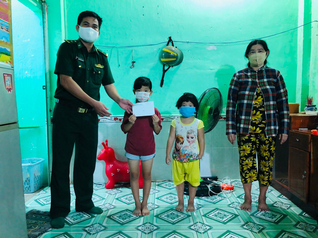 Trao học bổng “Nâng bước em tới trường” cho học sinh nghèo huyện Côn Đảo