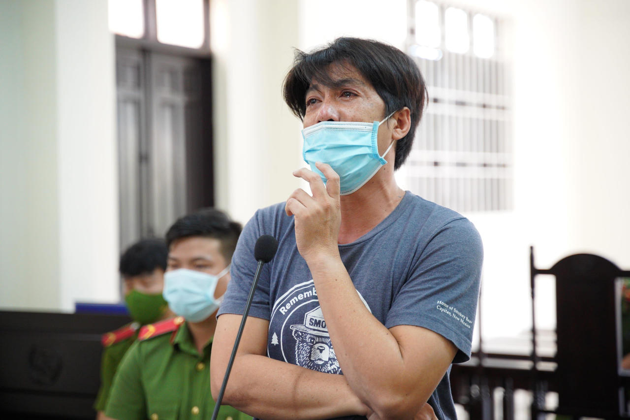 Tấn công lực lượng làm việc tại chốt kiểm soát COVID-19, nam thanh niên lãnh án tù