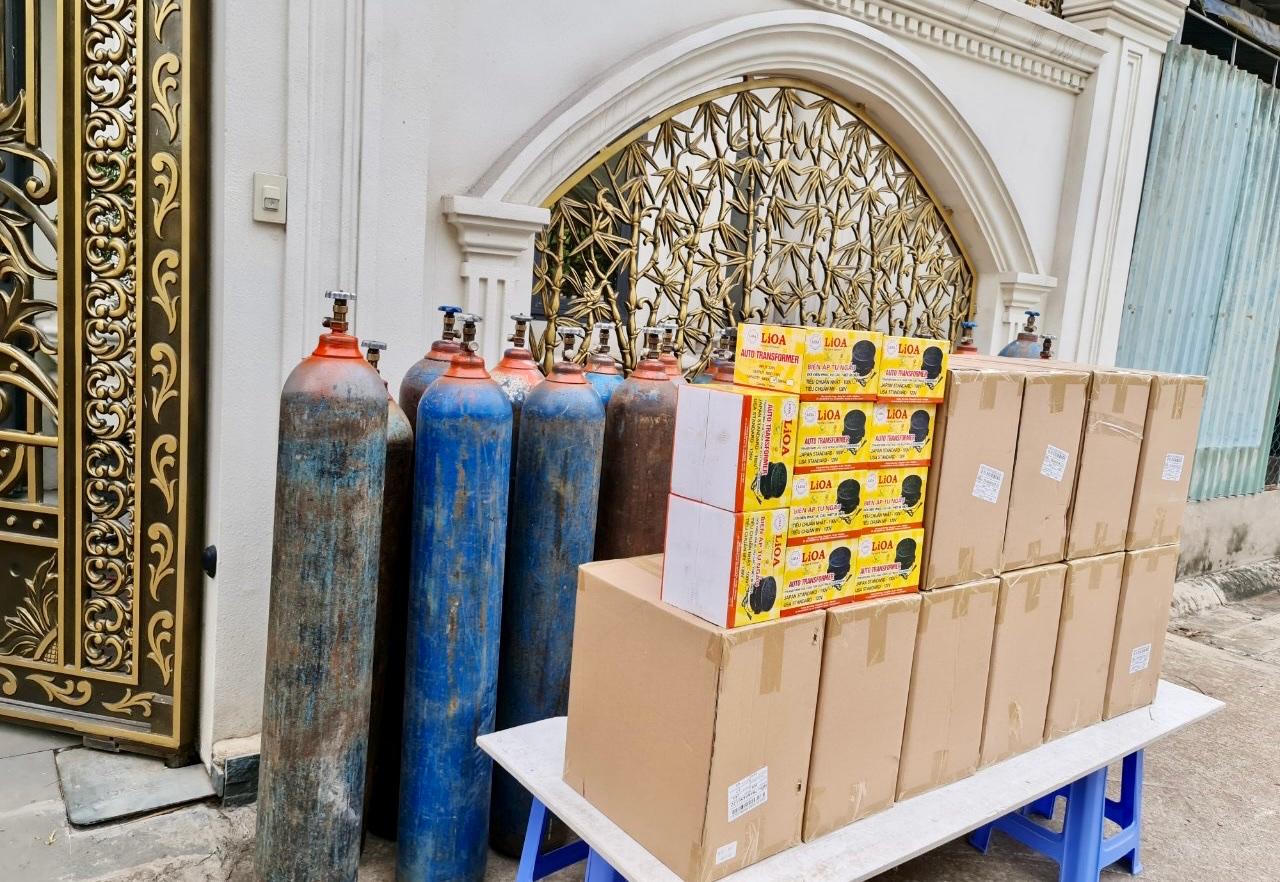 Một hộ gia đình hỗ trợ máy trợ thở và bình oxy cho cơ sở y tế chống dịch