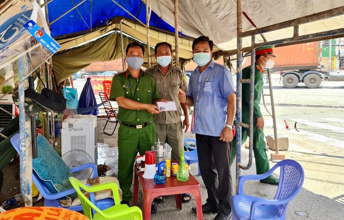 Một hộ gia đình hỗ trợ máy trợ thở và bình oxy cho cơ sở y tế chống dịch