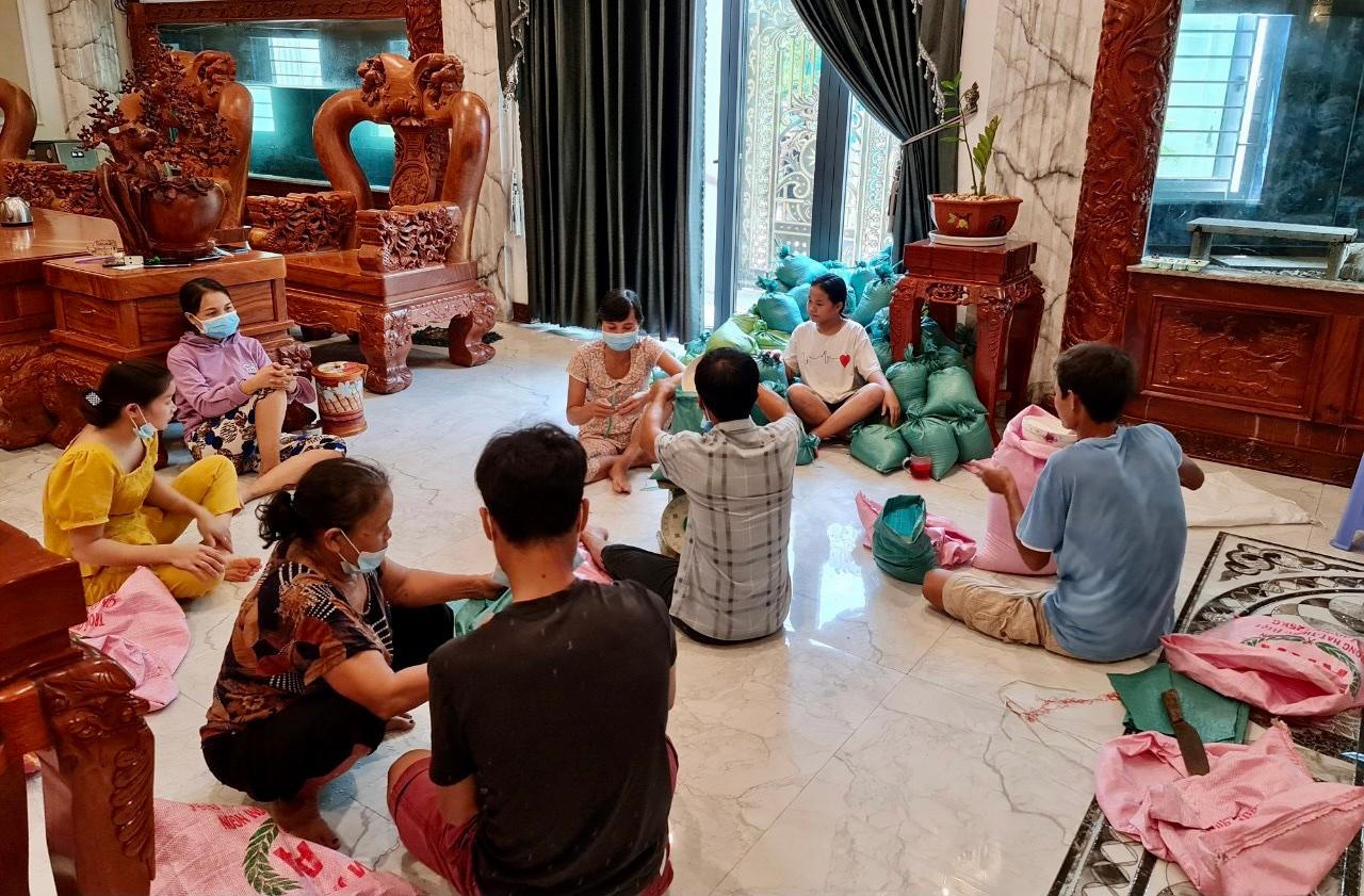 Một hộ gia đình hỗ trợ máy trợ thở và bình oxy cho cơ sở y tế chống dịch