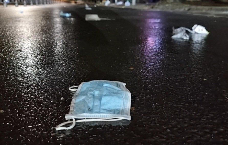 Lo lây nhiễm COVID-19 từ những chiếc khẩu trang đã qua sử dụng