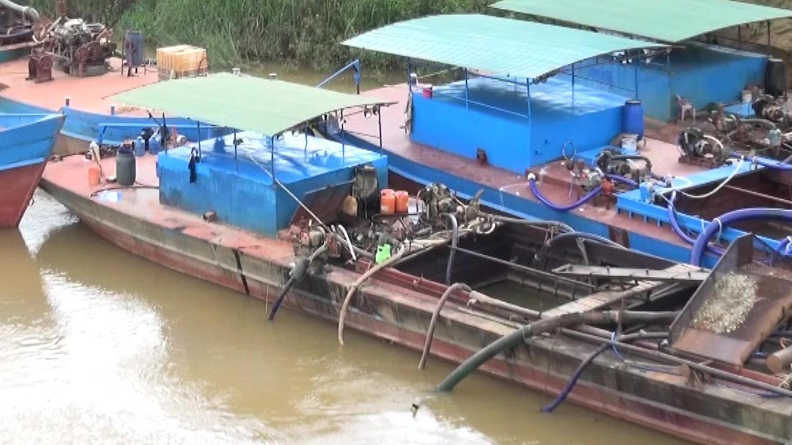 Xử phạt chủ tàu không số hút cát lậu trên sông Đồng Nai