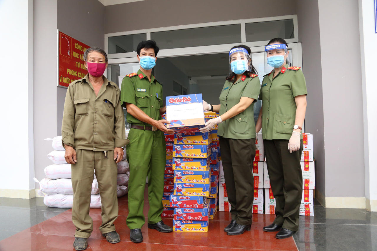 Nữ 'chiến binh' Công an Ninh Thuận hết mình vì mục tiêu thắng COVID-19 