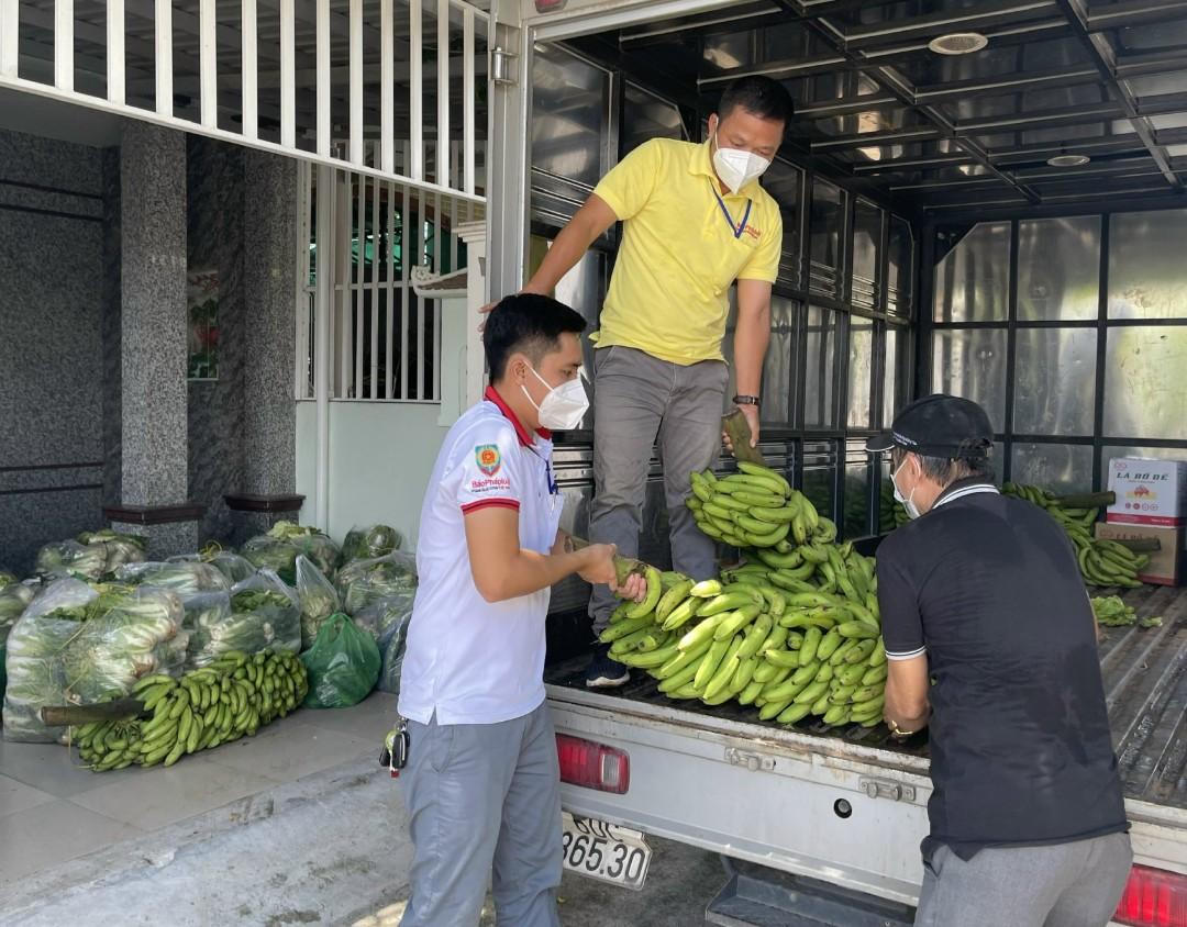 Những chuyến xe chở nặng nghĩa tình của VPĐD Báo Pháp luật Việt Nam tại Đông Nam Bộ đến với người dân trong dịch COVID-19