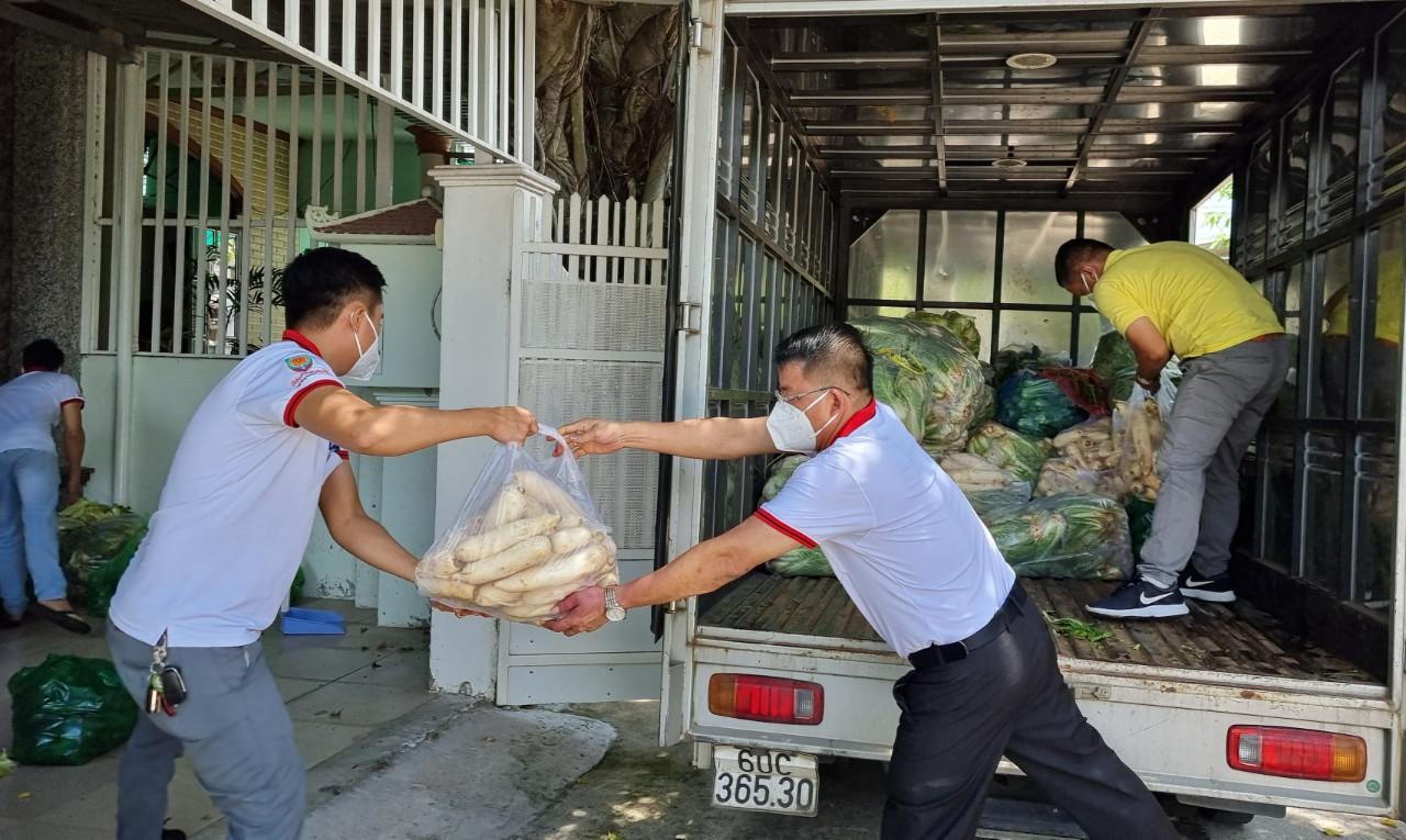 Những chuyến xe chở nặng nghĩa tình của VPĐD Báo Pháp luật Việt Nam tại Đông Nam Bộ đến với người dân trong dịch COVID-19