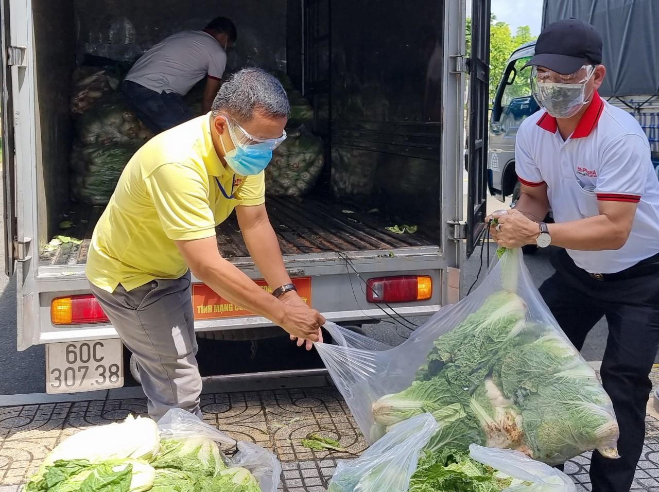 Những chuyến xe chở nặng nghĩa tình của VPĐD Báo Pháp luật Việt Nam tại Đông Nam Bộ đến với người dân trong dịch COVID-19