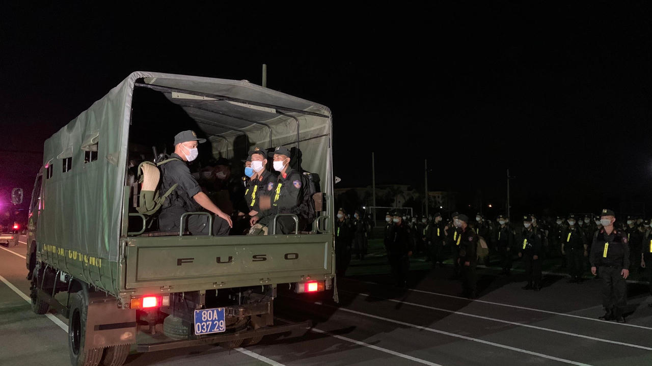 250 Cảnh sát cơ động chi viện Bình Dương chống dịch