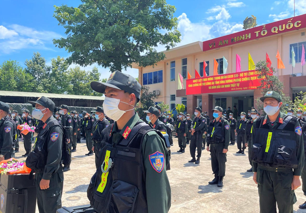 250 Cảnh sát cơ động chi viện Bình Dương chống dịch