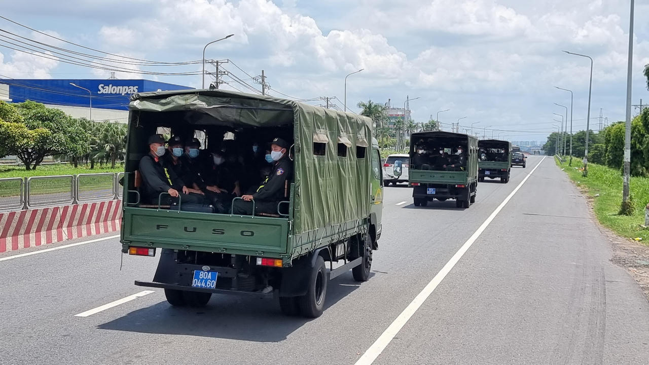 250 Cảnh sát cơ động chi viện Bình Dương chống dịch