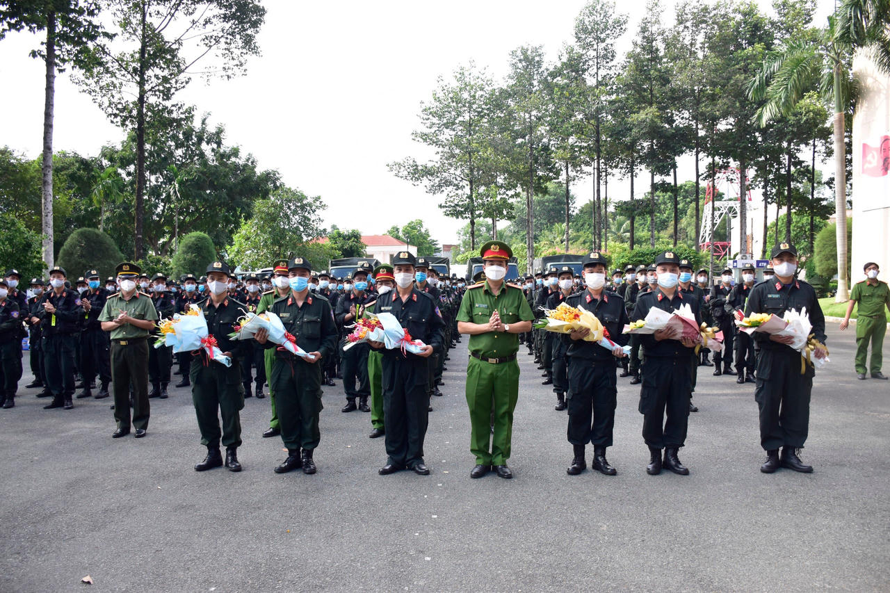 250 Cảnh sát cơ động chi viện Bình Dương chống dịch
