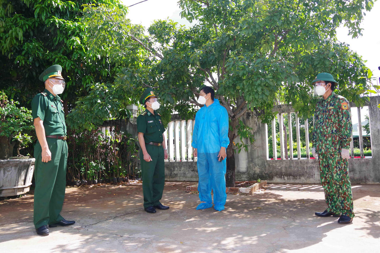 Trao tặng 200 suất quà cho người dân thị trấn Long Hải bị ảnh hưởng bởi dịch COVID-19