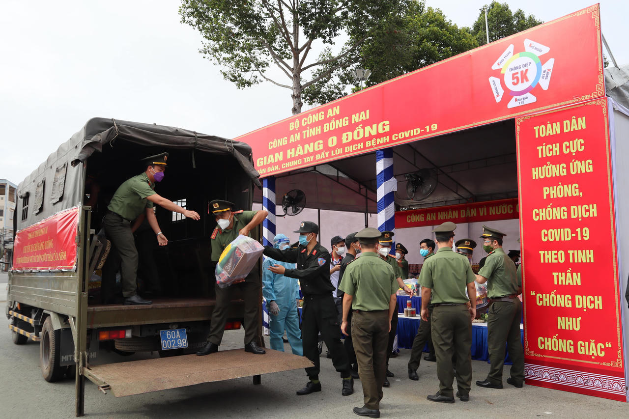 Ấm lòng 'Gian hàng 0 đồng' của Công an tỉnh Đồng Nai giữa mùa dịch