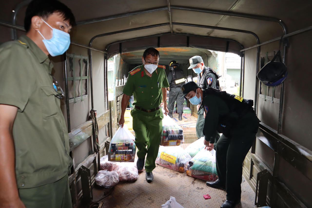 Ấm lòng 'Gian hàng 0 đồng' của Công an tỉnh Đồng Nai giữa mùa dịch