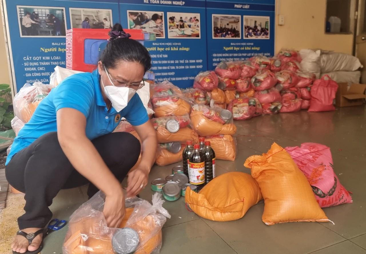 'Nghĩa tình Công đoàn' mang tấm lòng thơm thảo đến với hàng trăm ngàn công nhân lao động