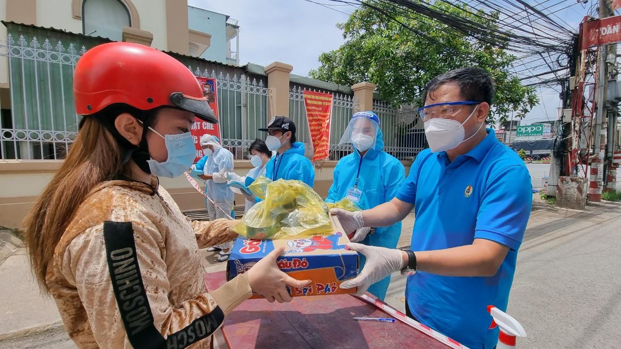 'Nghĩa tình Công đoàn' mang tấm lòng thơm thảo đến với hàng trăm ngàn công nhân lao động