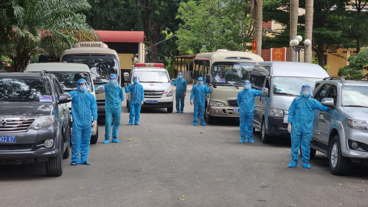 Trại giam Xuân Lộc trao quyết định đặc xá cho 102 phạm nhân