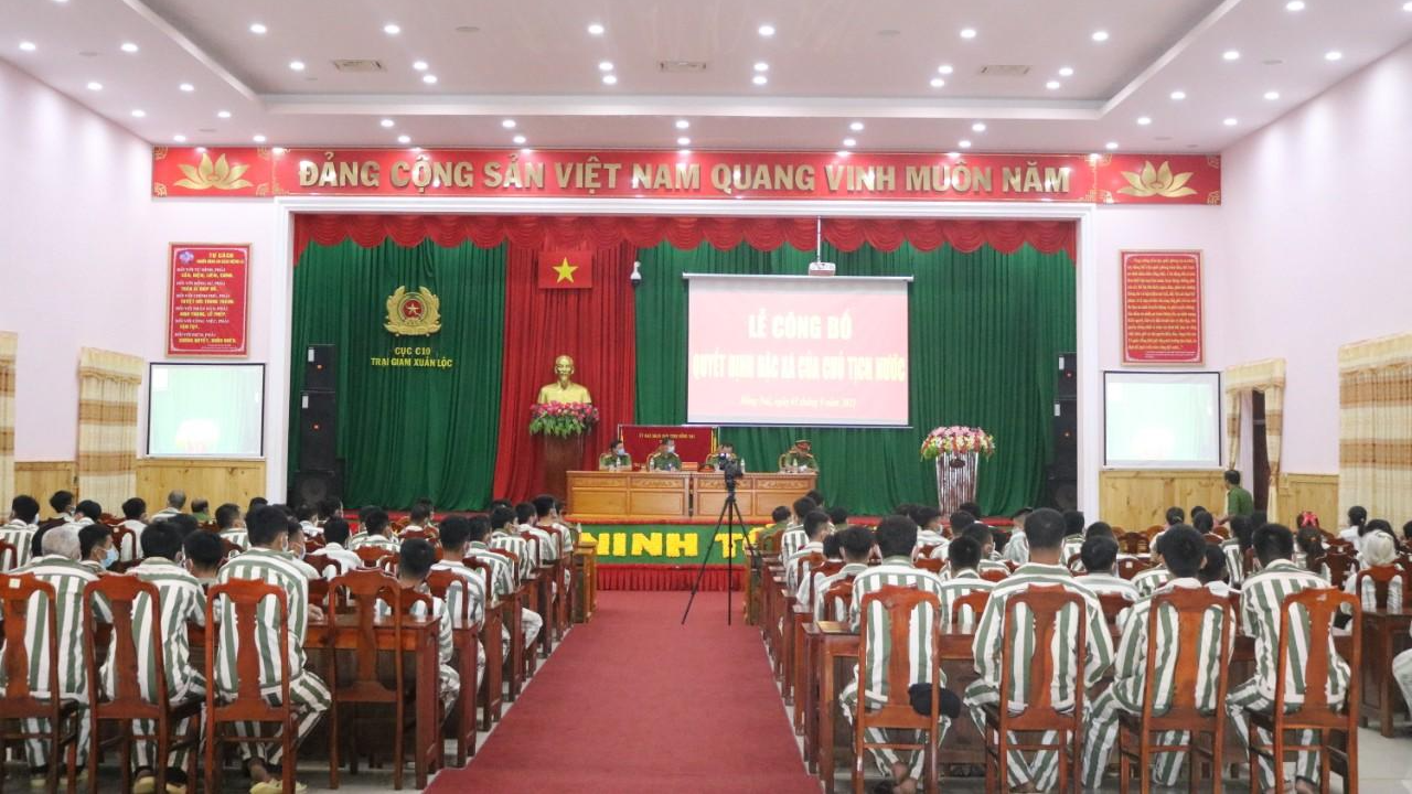 Trại giam Xuân Lộc trao quyết định đặc xá cho 102 phạm nhân