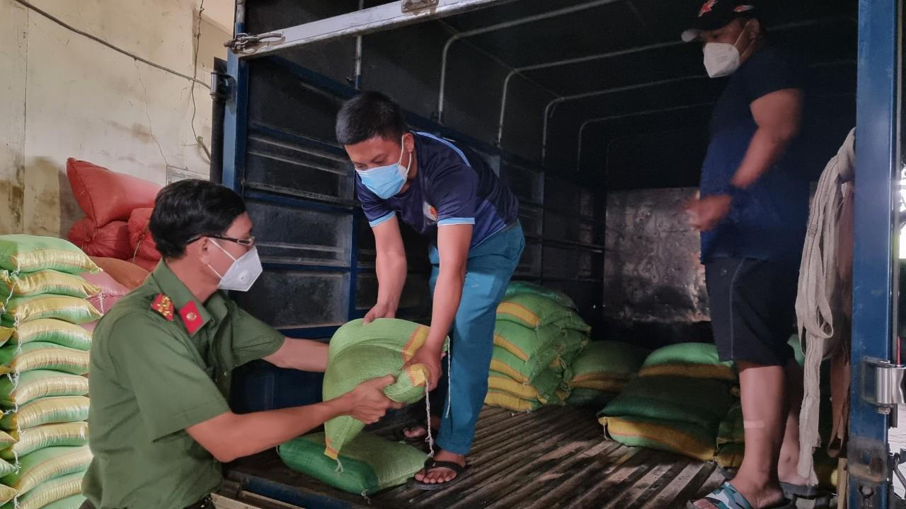 Hình ảnh lay động lòng người của cán bộ, chiến sĩ công an ở Đồng Nai