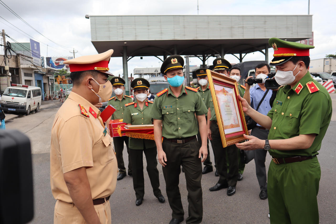 Công an tỉnh Đồng Nai nhận bằng khen của Thủ tướng Chính phủ trong công tác phòng chống dịch COVID-19