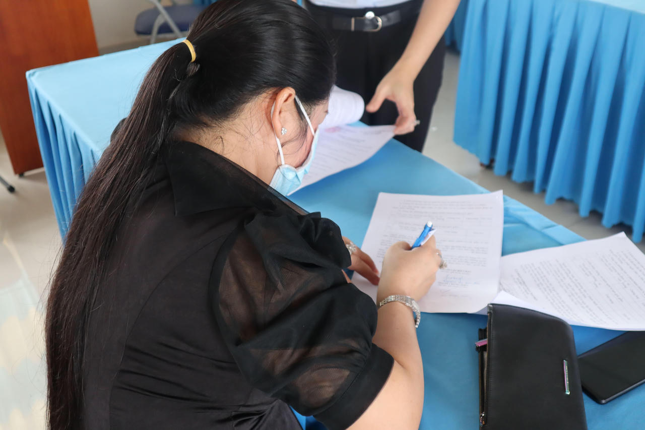 Ở nhà không đi làm chia sẻ thông tin bịa đặt về dịch bệnh COVID-19