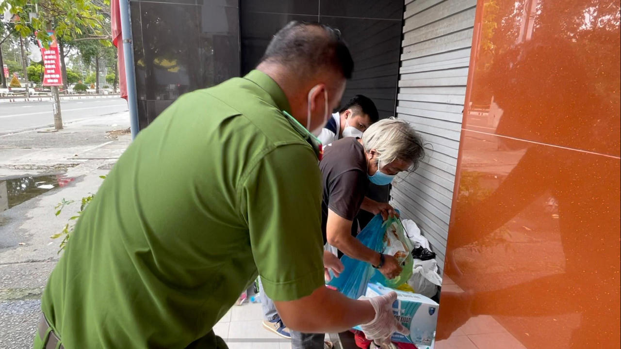 Niềm vui bất ngờ của một mảnh đời cơ cực lang thang giữa dịch bệnh