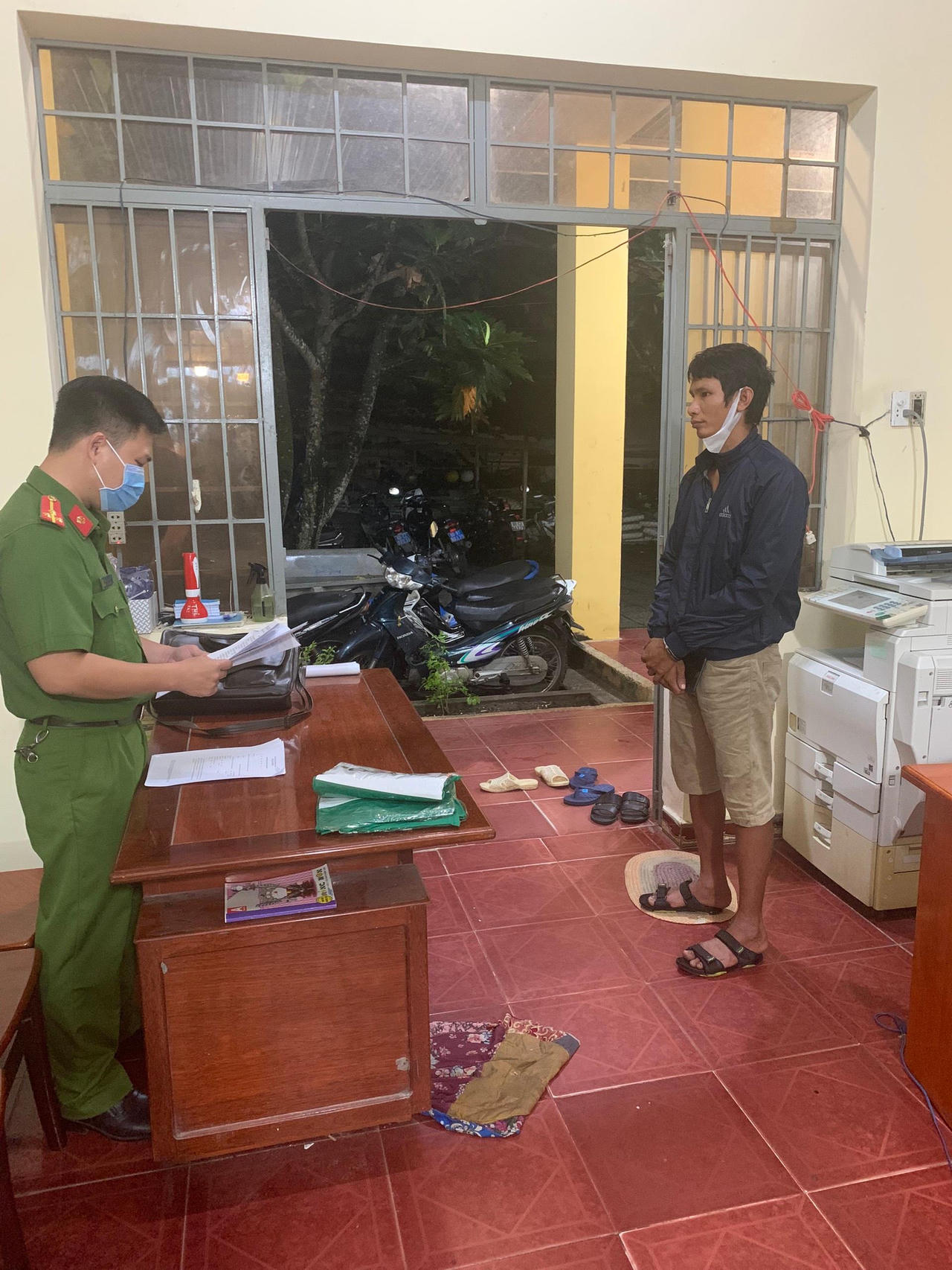 Truy bắt đối tượng đổ xăng lên vợ con đòi đốt