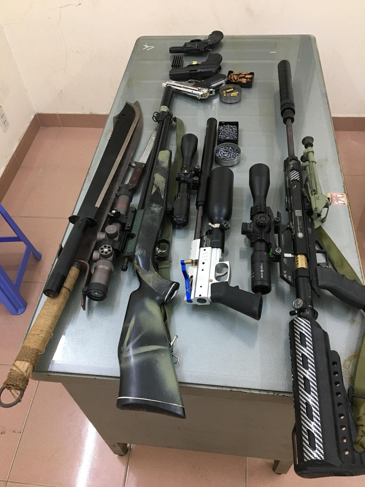 Truy tố nhóm đối tượng tàng trữ mua bán vũ khí quân dụng qua mạng xã hội