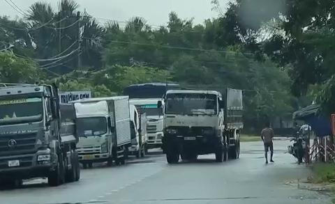 "Cát tặc" phá nát địa bàn, tỉnh lộ 720 chỉ để vận chuyển cát lậu