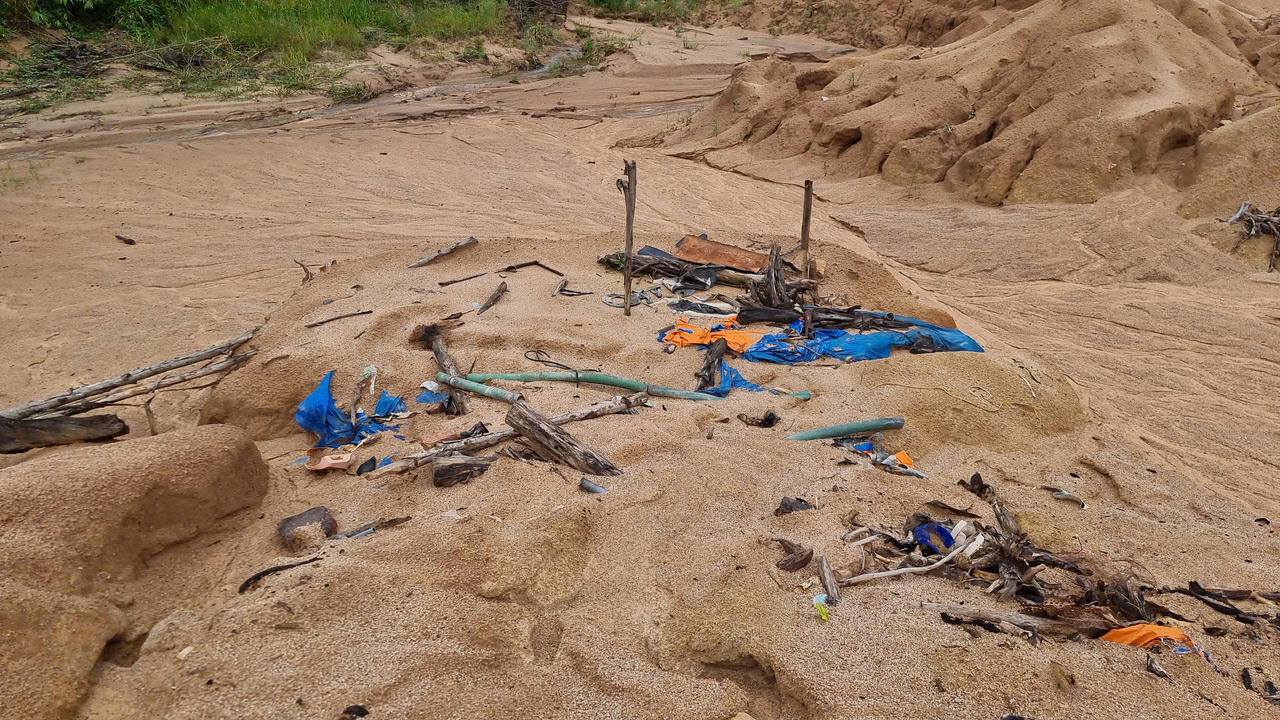 "Cát tặc" phá nát địa bàn, tỉnh lộ 720 chỉ để vận chuyển cát lậu