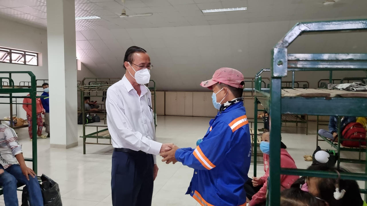 Người dân Miền Tây được Bà Rịa – Vũng Tàu hỗ trợ tiền và xe đưa về quê