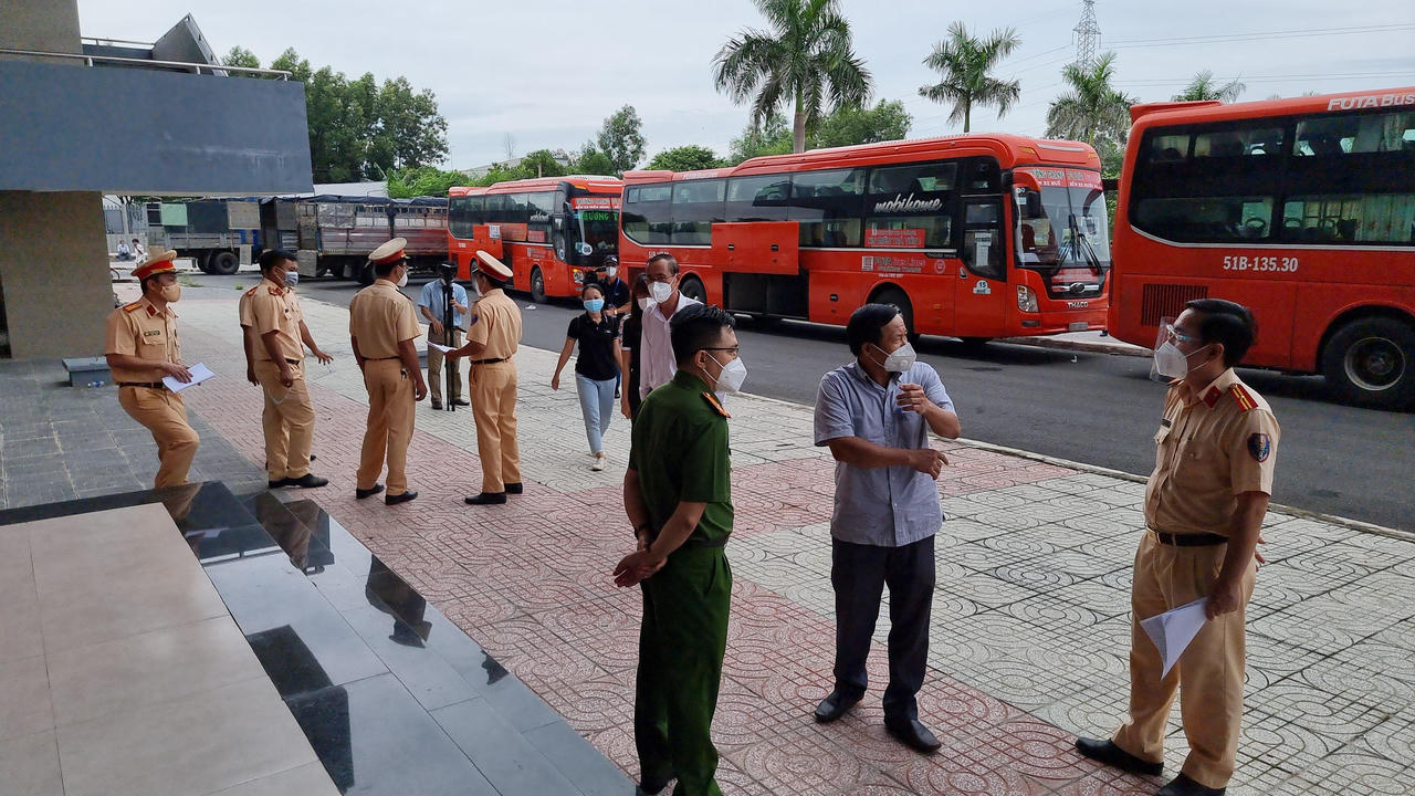 Người dân Miền Tây được Bà Rịa – Vũng Tàu hỗ trợ tiền và xe đưa về quê