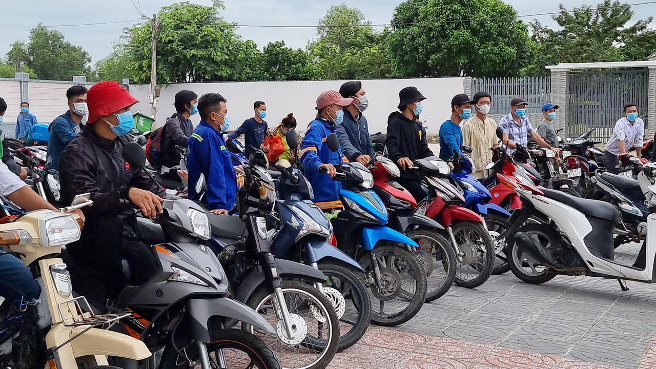 Người dân Miền Tây được Bà Rịa – Vũng Tàu hỗ trợ tiền và xe đưa về quê