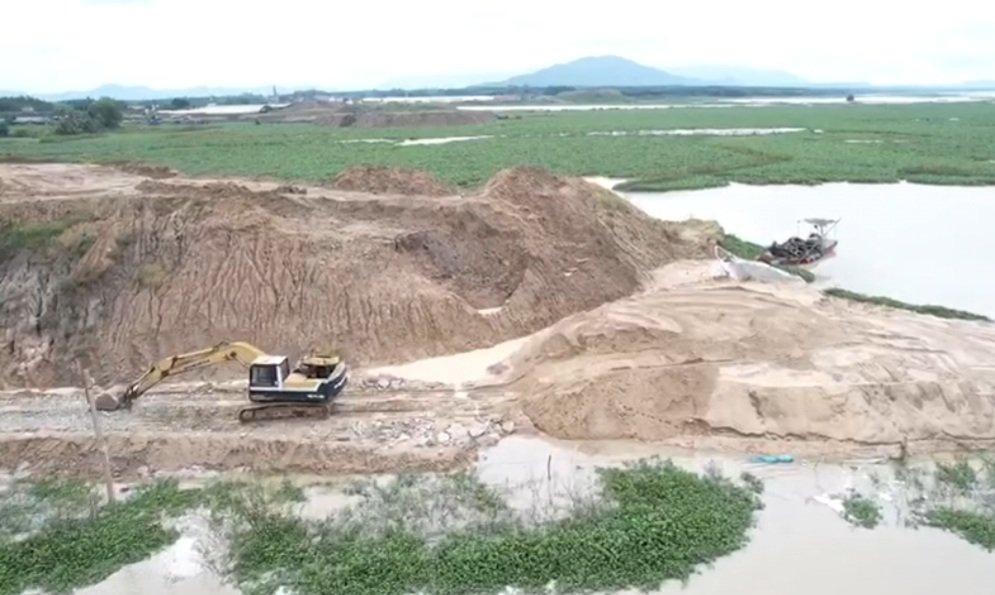 Cát “tặc” lộng hành ngày đêm, Biển Lạc trước nguy cơ thành "biển chết"