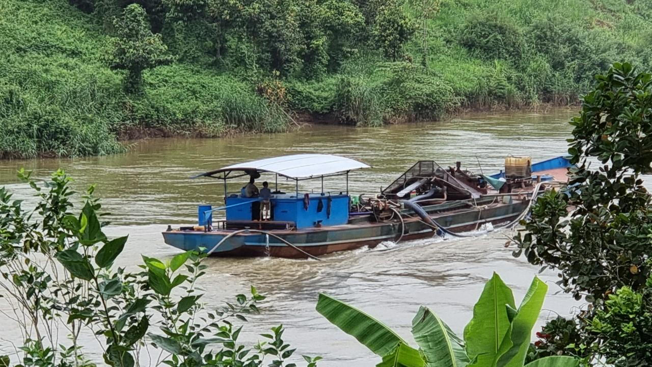 Hơn 50 tàu vỏ thép thi nhau hút cát, xé toạc sông Đồng Nai